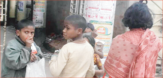 হবিগঞ্জে পথে পথে ‘ড্যান্ডি’ হাতে ঘুরছে পথ শিশুরা