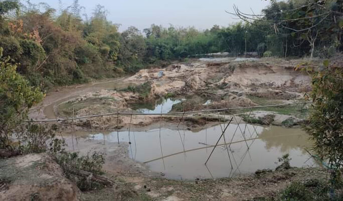 চুনারুঘাটে অবৈধভাবে বালু উত্তোলন, আড়াই লাখ টাকা জরিমানা