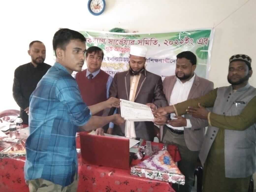 বড়লেখায় সার্ভেয়ার প্রশিক্ষনার্থীদের মাঝে সনদপত্র প্রদান