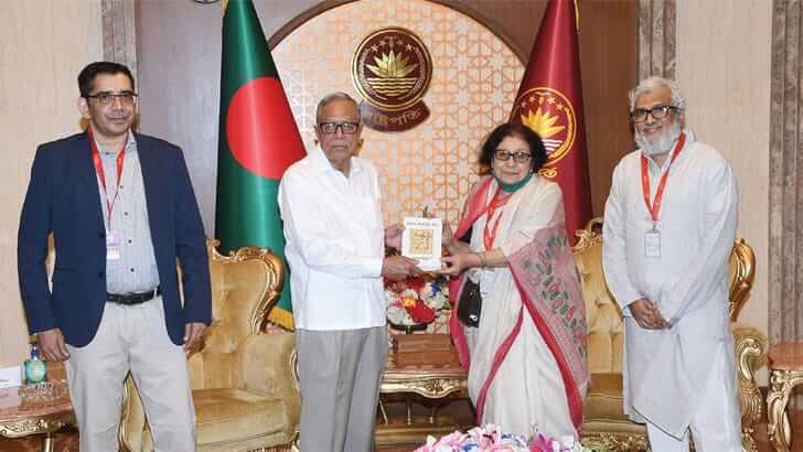 রাষ্ট্রপতির কাছে সৈয়দ শামসুল হক রচনাসমগ্র হস্তান্তর