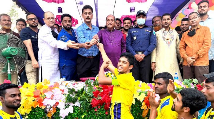 বাহুবলে ফুটবল টুর্ণামেন্টের পুরস্কার বিতরণ