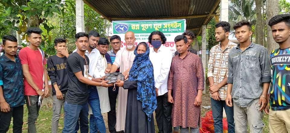 স্বপ্নপূরণ যুব সংঘের ইফতার সামগ্রী বিতরণ
