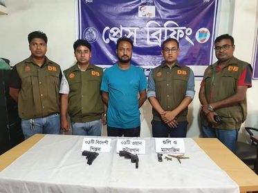 বেনাপোল পৌরসভার ওয়ার্ড কাউন্সিলর রাশেদ অবৈধ অস্ত্র ও গুলিসহ গ্রেফতার
