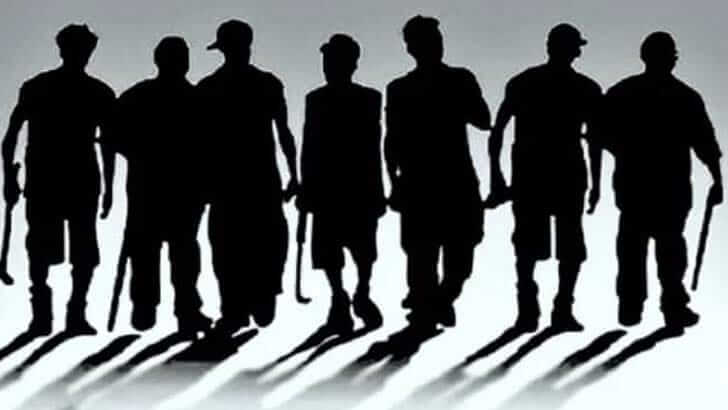 মাদক ব্যবসায়ীদের হামলায় ৫ পুলিশ আহত