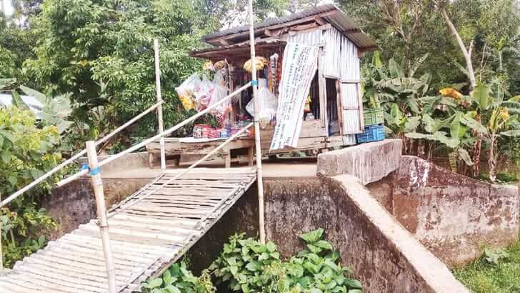 বড়লেখায় সেতুর ওপর দোকান