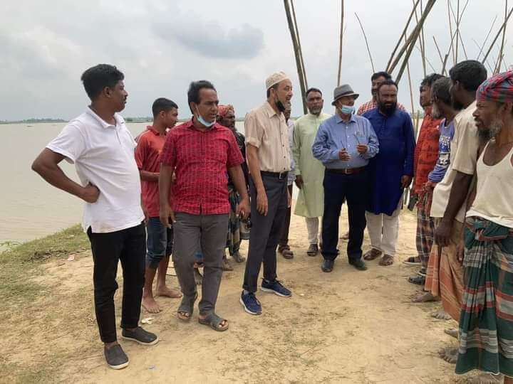 ২ টি ছবি মেইলে ফসল রক্ষা বাঁধ পরিদর্শনে সাবেক এমপি নজির হোসেন
