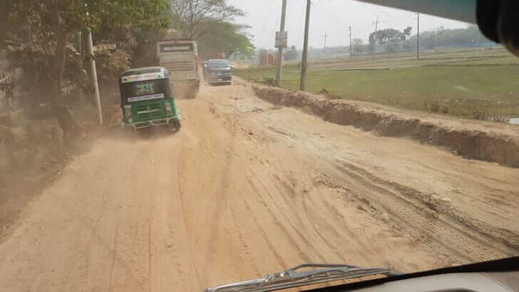 কচ্ছপগতিতে সড়ক সংস্কার, দুর্ভোগ চরমে