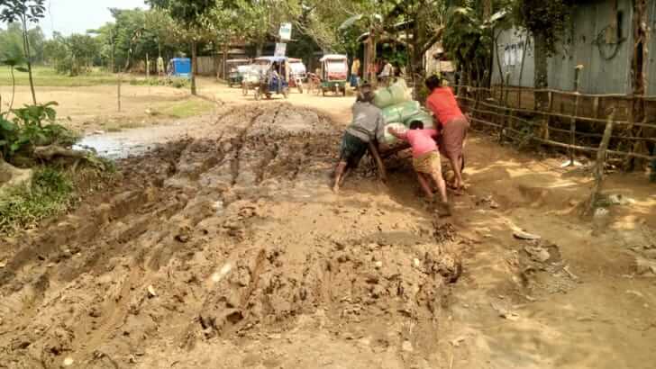 সড়ক নয়, যেন চাষের জমি