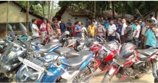 যশোরের ঝিকরগাছার পল্লীতে অজ্ঞাত মাতবারির একপর্যায়ে ১৩ মটরসাইকেল ও ১১জন পুলিশের থানা হাজতে