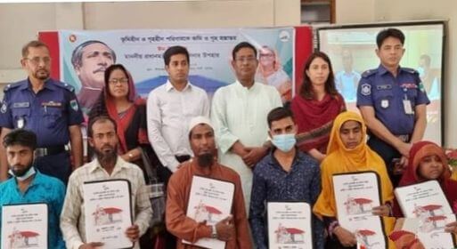 প্রধানমন্ত্রীর উপহারের অংশ হিসেবে শার্শায় অসহায় ও গৃহহীন ৬ পরিবারের মাঝে জমি ও গৃহ হস্তান্তর