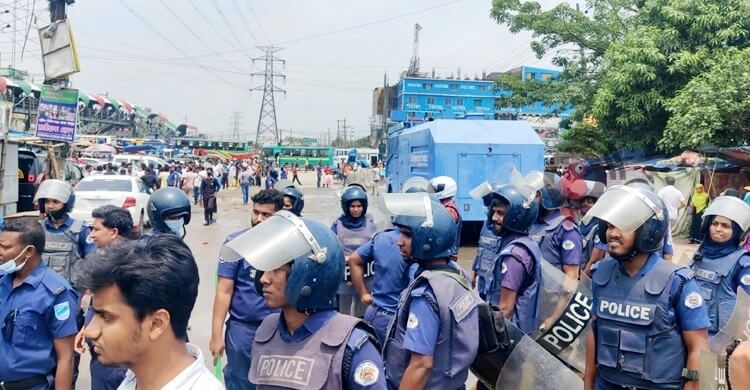 সিদ্ধিরগঞ্জে বকেয়া বেতনের দাবিতে গার্মেন্ট শ্রমিকদের বিক্ষোভ