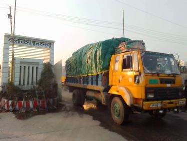 ঈদ ৮দিন ছুটির পর চতুদের্শীয় বাংলাবান্ধা স্থলবন্দরে আমদানি-রপ্তানি বাণিজ্য শুরু