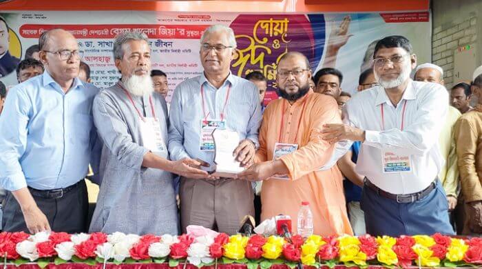 বানিয়াচং বিএনপির বিদায়ী আহবায়ক লুৎফুর রহমানকে সম্মাননা প্রদান