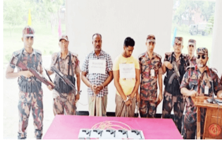 বেনাপোল সিমান্তে অস্ত্র গুলি সহ পিতা পুত্র আটক।