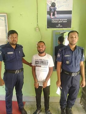 তেতুলিয়ায় ১৮৯  বোতল ফেসিডিলসহ এক যুবকে আটক করেছে   র‍্যাব ১৩ নীলফামারী