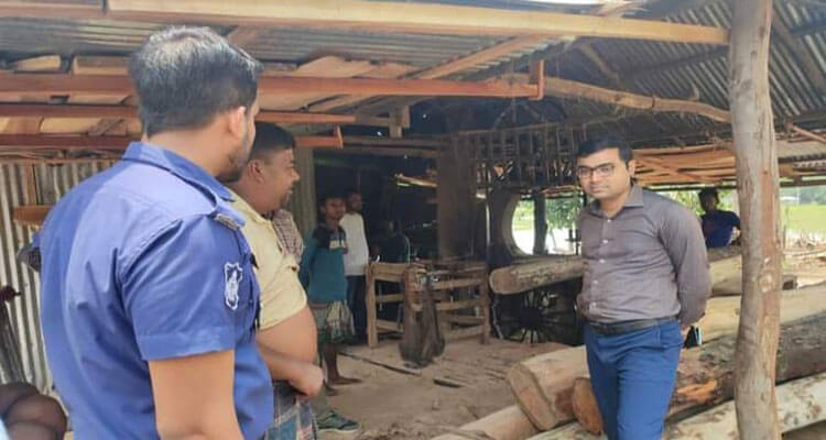 চুনারুঘাটে দুটি করাতকলের মালিককে জরিমানা