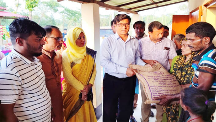 আশ্রয়ণ প্রকল্পের ৩৫ টি পরিবারের মাঝে সিলেট জেলা প্রশাসনের ত্রান বিতরণ সম্পন্ন