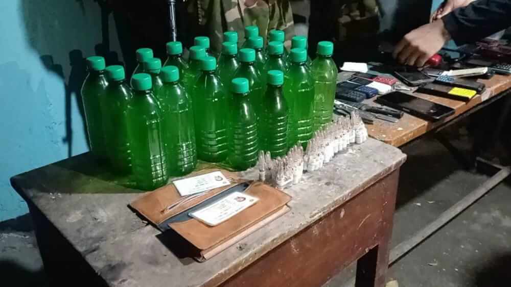 পঞ্চগড় পুলিশ স্মৃতি স্কুল এন্ড কলেজের নিরাপত্তা প্রহরীর কক্ষে মিলল বিপুল দেশীয় মদ, আটক এক