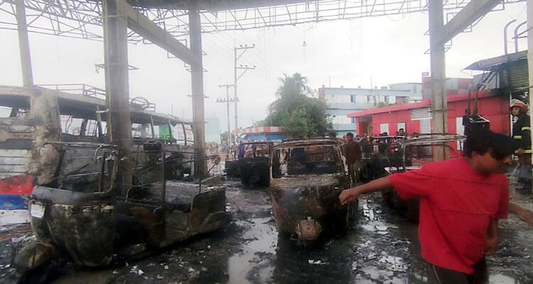 নবীগঞ্জপ সিএনজি পাম্পে ভয়াবহ অগ্নিকান্ডে ৯ টি সিএনজি  ও ১ টি বাস পুড়ে ছাই