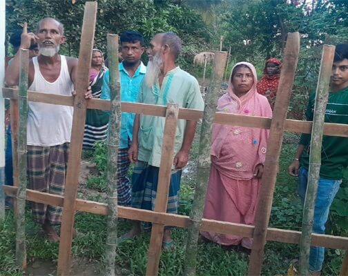 হবিগঞ্জে বেড়া দিয়ে রাস্তা দখল গৃহবন্দী ১০ পরিবার!