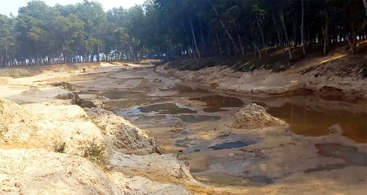 মাধবপুরে সিমনা নদীতে  বালু উত্তোলন, হুমকিতে পরিবেশ