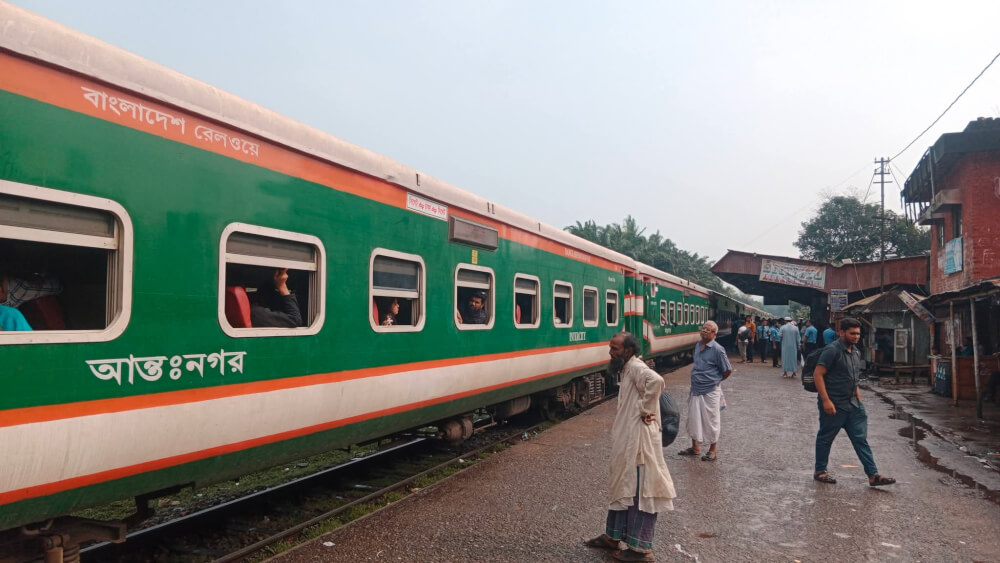 ৩ ঘন্টা পর সিলেটের সাথে সারা দেশের রেল যোগাযোগ স্বাভাবিক।।