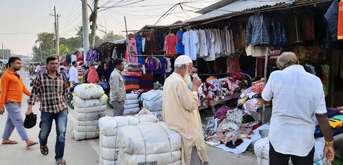 হবিগঞ্জে শীতের আগমনে জমে উঠেছে পুরান কাপড়ের ব্যবসা