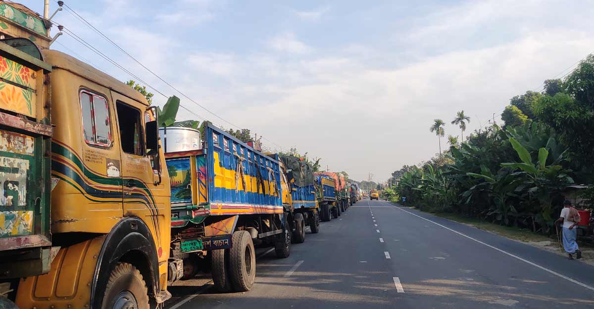 দৌলতদিয়ায় ফেরির অপেক্ষায় সহস্রাধিক যানবাহন