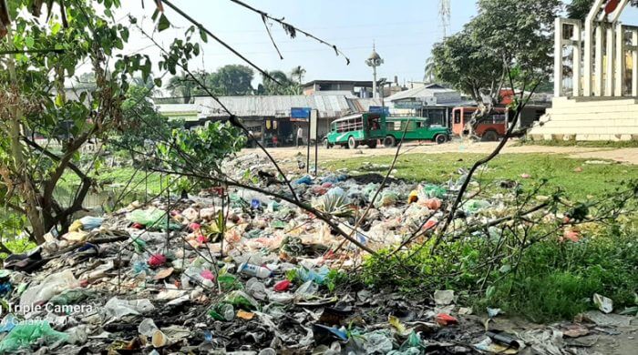 অযত্ন-অবহেলায় বানিয়াচংয়ে শহীদ মিনারটি এখন ময়লার ভাগাড়