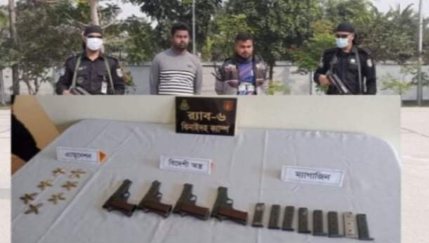 বেনাপোলে বি‌দেশী অস্ত্র, ম্যাগজিন ও  গু‌লিসহ দুই যুবক‌ গ্রেপ্তার।