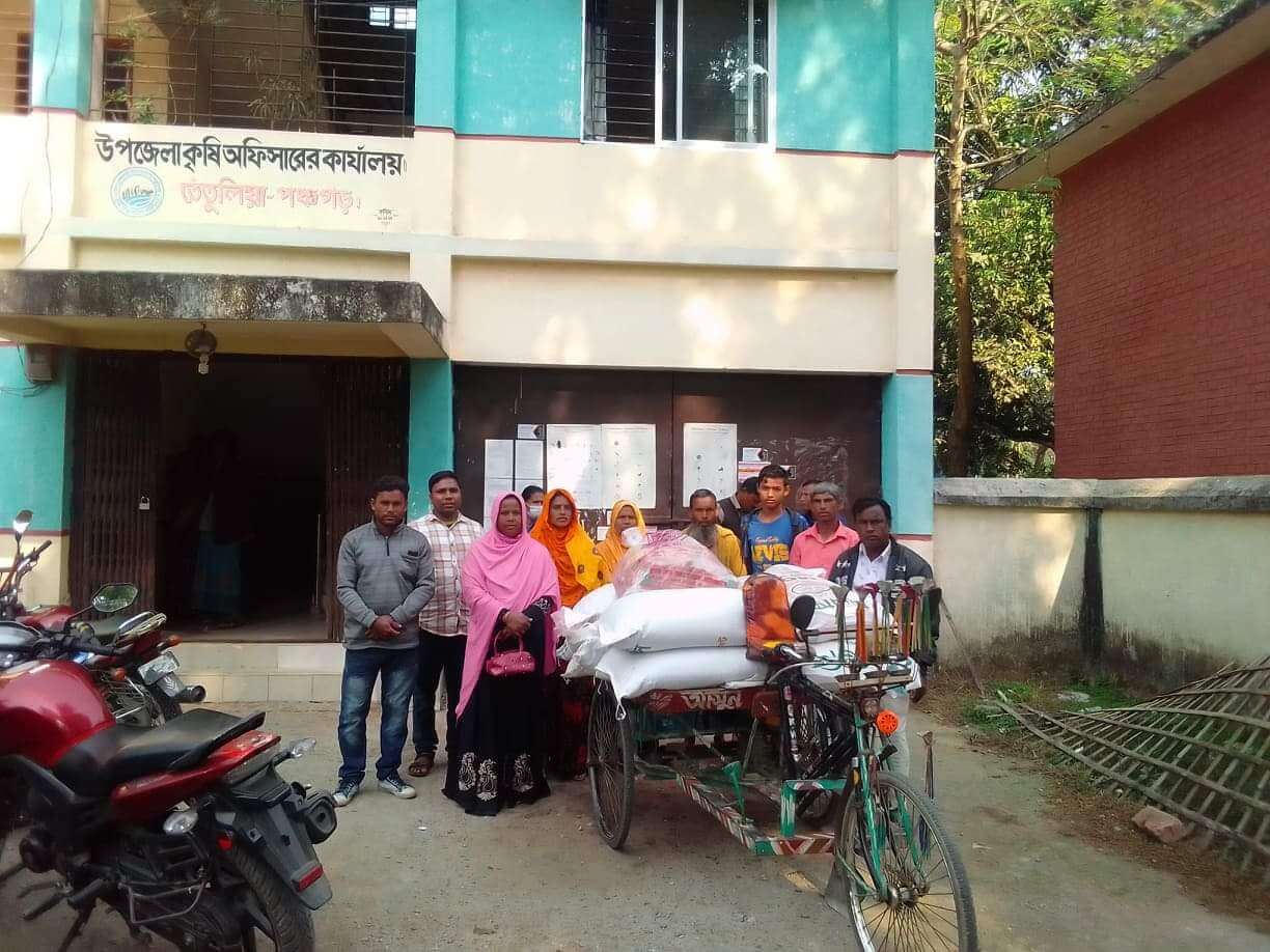 তেতুলিয়ায় কৃষি অফিসের আয়োজনে বিনামুল্যে শীতকালীন পিয়াজ মূগ ডাল গম ভূট্রা সরিষা চিনাবাদাম সার বীজ বিতরন