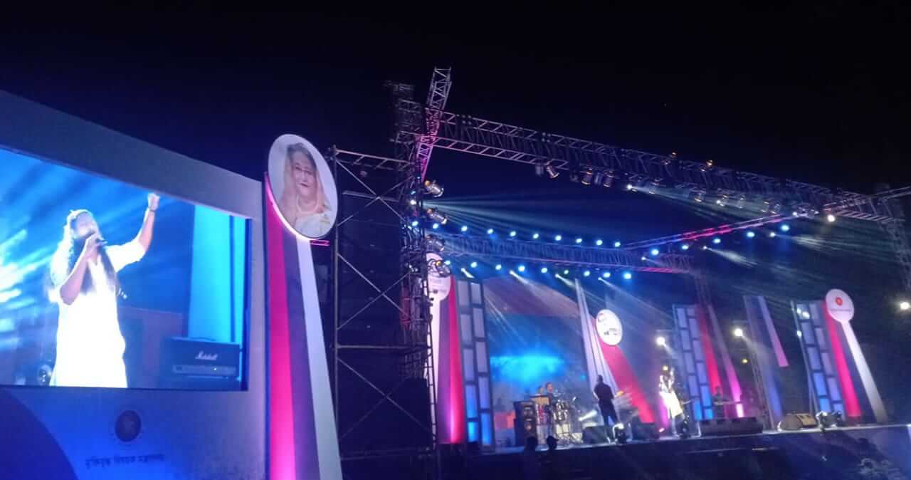 সিলেট জেলা স্টেডিয়ামের আঞ্চলিক বীর মুক্তিযোদ্ধা সমাবেশ মঞ্চ মাতাচ্ছেন চিরকুট-আঁখি আলমগীর