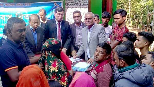 বড়লেখায় জনতা ব্যাংক পরিচালকের শীতবস্ত্র বিতরণ