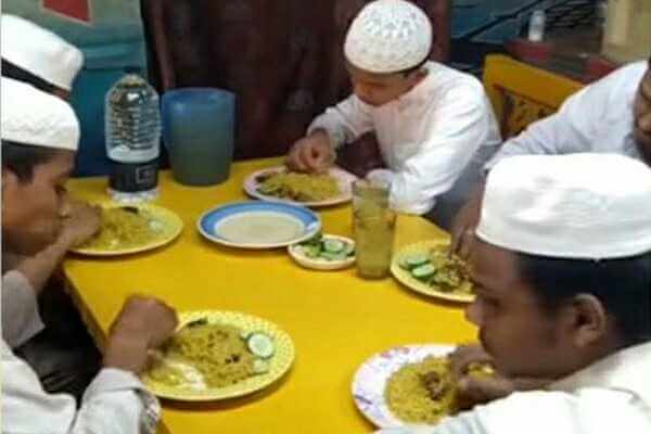 কুমিল্লার দেবিদ্বারে হাফেজ ও আলেমদের জন্য  ‘মামা-ভাগিনা’ হোটেলে খাবারের ব্যবস্থা ফ্রি