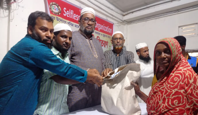মাধবপুরে অসহায় মাঝে ইফতার বিতরণ
