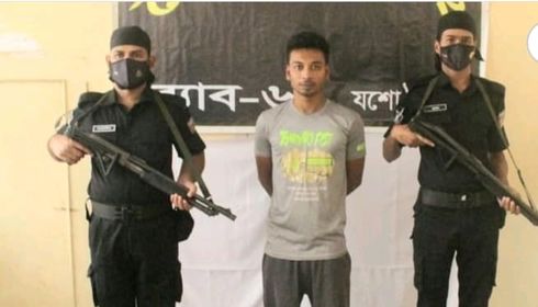 যশোরের অভয়নগরে পাঁচটি তাজা ককটেল বোমা সহ এক যুবক আটক হয়েছে।