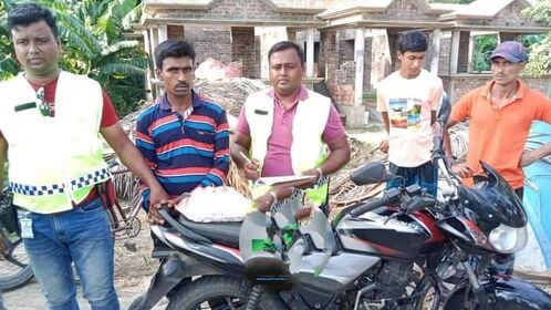 শার্শার বাগআঁচড়ায় ভারতীয় রুপা ও মোটরসাইকেল সহ পাচারকারী আটক।