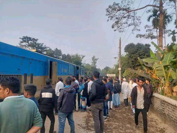 শমশেরনগরে রেলস্টেশনে পাহাড়িকা এক্সপ্রেসের ইঞ্জিন বিকল, ৫ ঘন্টা পর চালু