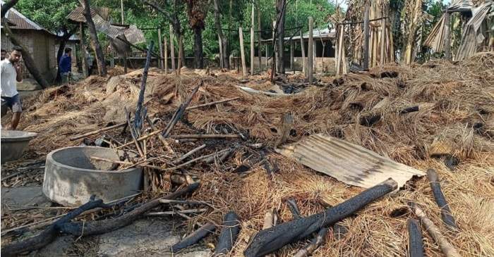 ঝড়হাওয়ার সাথে বজ্রপাত ৮টি ঘর আগুনে পুড়ে গেছে