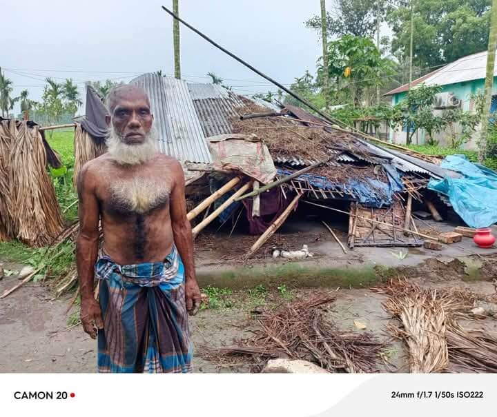 তেতুলিয়ায় কালবৈশাখী ঝড়ো হাওয়া বসতবাড়ি ও গাছ ভেঙে পড়েছে