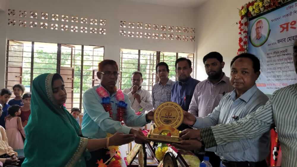 কুলাউড়ায় অবসরপ্রাপ্ত শিক্ষককে বিদায় সংবর্ধনা