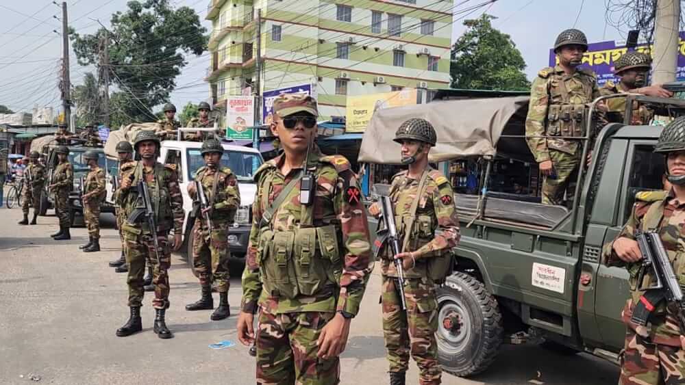 পঞ্চগড়ে সন্ত্রাস ঠেকাতে কঠোর অবস্থানে সেনাবাহিনী