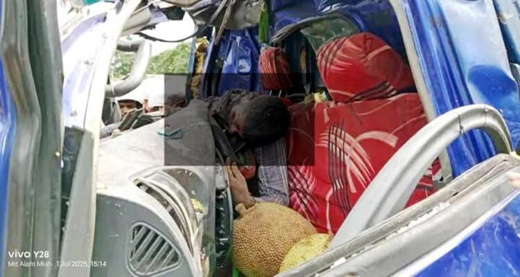 হবিগঞ্জে বাস-পিকআপের মুখোমুখি সংঘর্ষ চালক নিহত