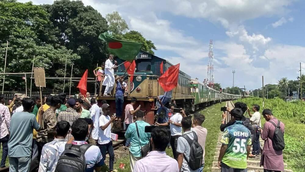 কুলাড়ায় ৮ দফা দাবিতে পাহাড়িকা ট্রেন আটক