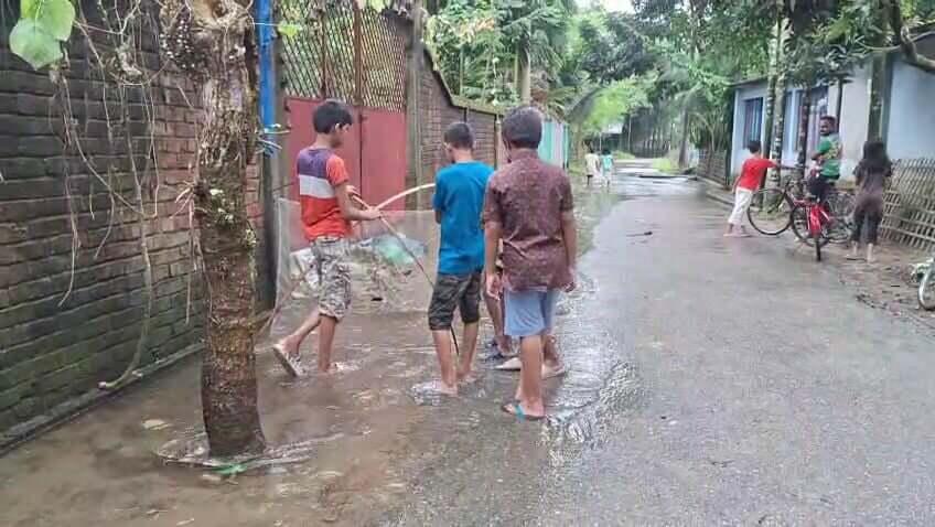 অতিবর্ষনে কারনে তেঁতুলিয়ায় সাহেব জোত ও মমিন পাড়া গ্রামের ৫ শত মানুষ পানি বন্ধি