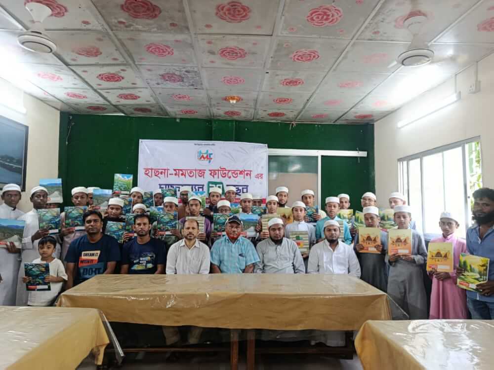 কুলাউড়ায় হাছনা-মমতাজ ফাউন্ডেশনের শিক্ষা উপকরণ ও খাবার বিতরণ