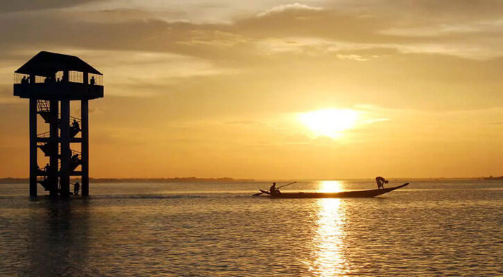 হাকালুকির হাওরখাল বিলে কোটি টা’কা’র মাছ লুট