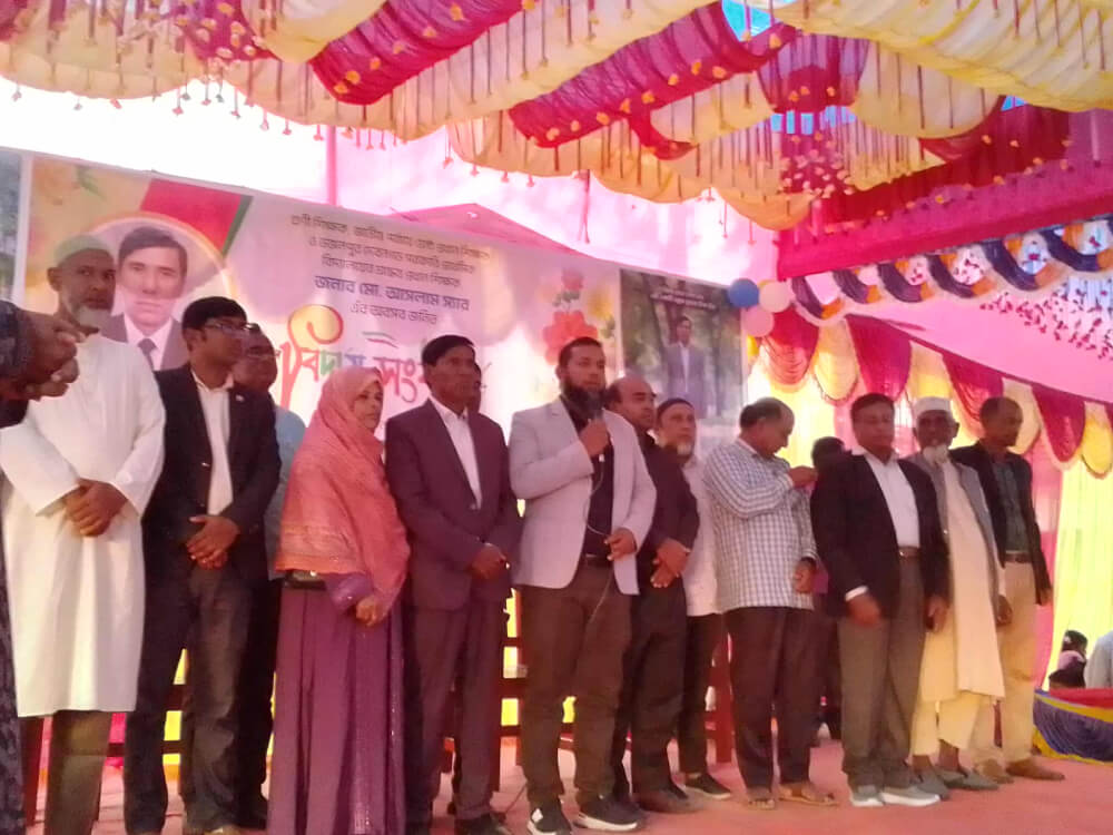 ৩৭ বছরের শিক্ষকতা শেষে প্রধান শিক্ষককে ভালোবাসা, শ্রদ্ধা আর চোখের জলে বিদায় সংবর্ধনা