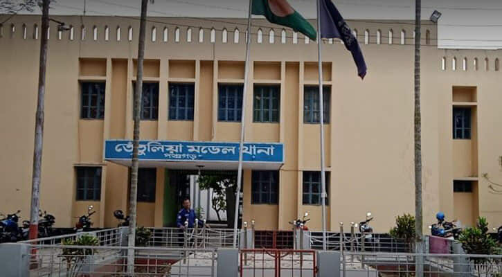 তেঁতুলিয়ায় গৃহবধূর গলায় অস্ত্র ঠেকিয়ে স্বর্ণালংকারসহ চার লাখ ছিনতাই, থানায় মামলা