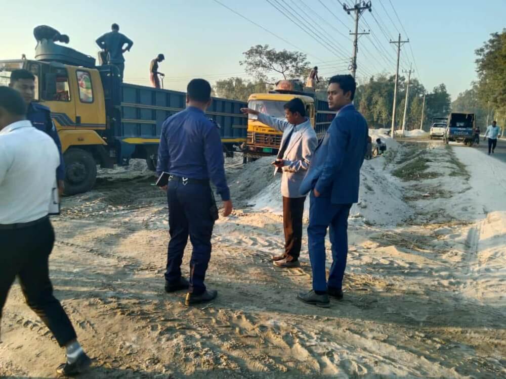 পঞ্চগড়ে বাংলাবান্দা মহাসড়কে দুই পাশে অবৈধ বালু, পাথর দুর্ঘটনা প্রতিরোধে অভিযান